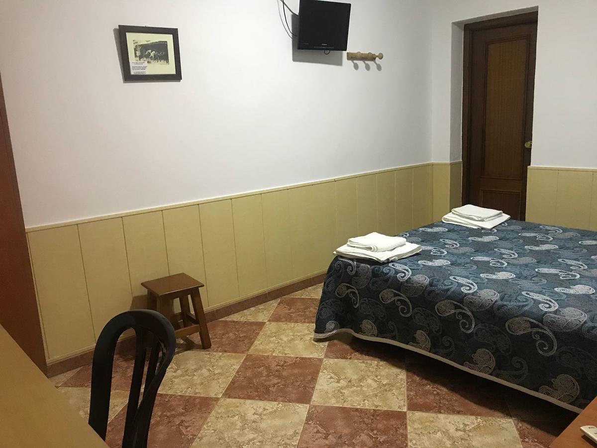 Hostal Bar San Pedro Mairena De Alcor Kültér fotó